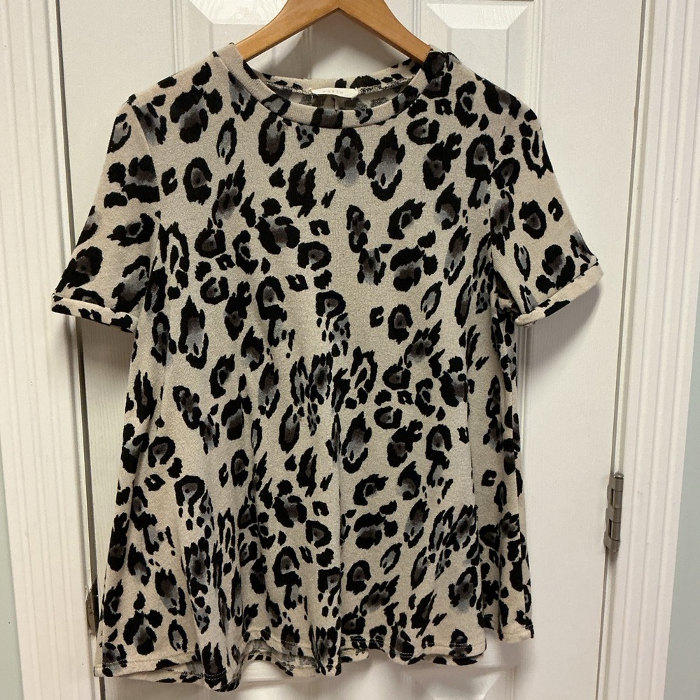 Entro SZ S Animal Print Top Blouse Short Sleeve leopard print
